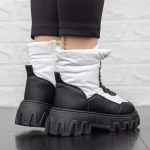 Stiefel auf der 2xj67 Schwarzweißplattform Mei
