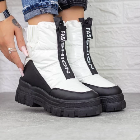 Stiefel auf der 2B7-Schwarzweißplattform Mei