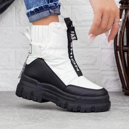 Stiefel auf der 2B7-Schwarzweißplattform Mei