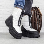 Stiefel auf der 2B7-Schwarzweißplattform Mei