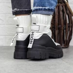 Stiefel auf der 2B7-Schwarzweißplattform Mei