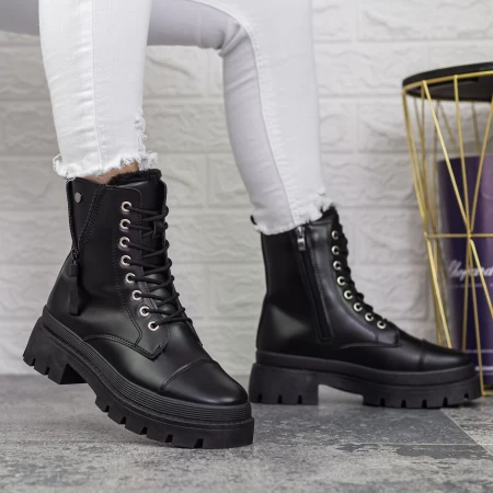Stiefel auf der schwarzen Plattform 2xj77 Mei