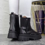 Stiefel auf der schwarzen Plattform 2xj77 Mei