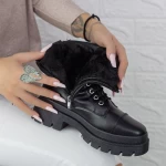 Stiefel auf der schwarzen Plattform 2xj77 Mei