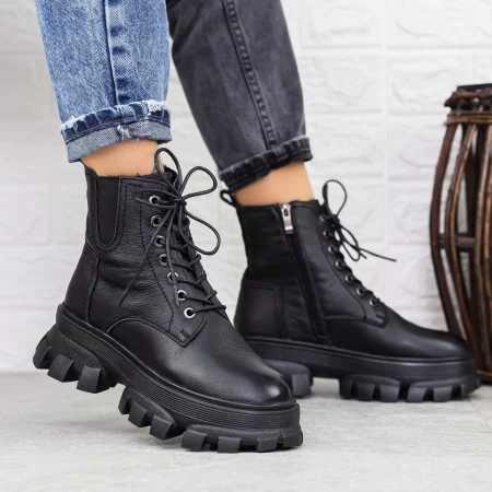Schwarze Stiefel auf der D5691E -Plattform Gebildet