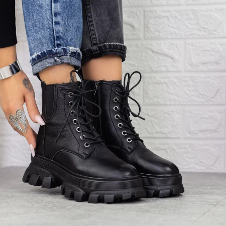 Schwarze Stiefel auf der D5691E -Plattform Gebildet