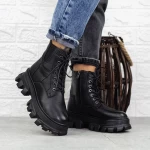 Schwarze Stiefel auf der D5691E -Plattform Gebildet
