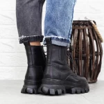 Schwarze Stiefel auf der D5691E -Plattform Gebildet