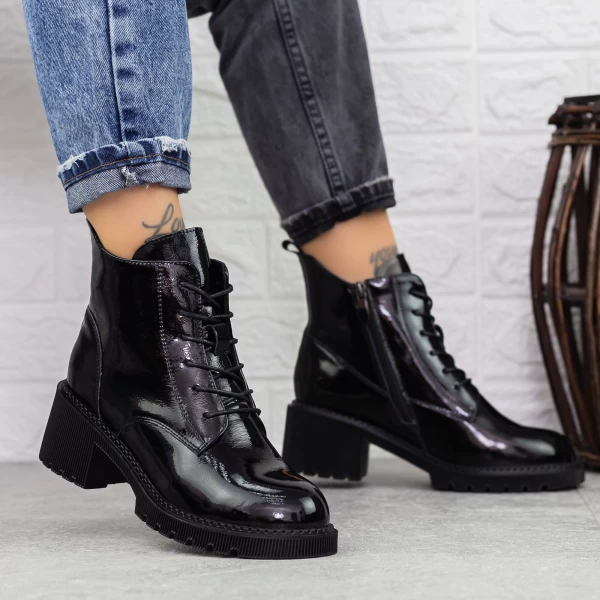 Stiefel auf der schwarzen Plattform 1026-3 Gebildet