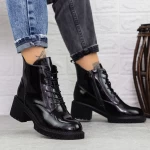 Stiefel auf der schwarzen Plattform 1026-3 Gebildet