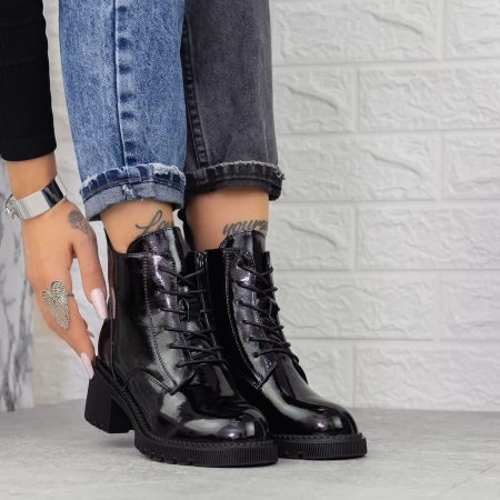 Stiefel auf der schwarzen Plattform 1026-3 Gebildet