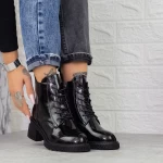 Stiefel auf der schwarzen Plattform 1026-3 Gebildet