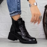 Stiefel auf der schwarzen Plattform 1026-3 Gebildet