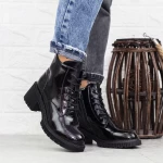 Stiefel auf der schwarzen Plattform 1026-3 Gebildet
