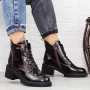 Stiefel auf der Cherry-Plattform 1026-3 Gebildet