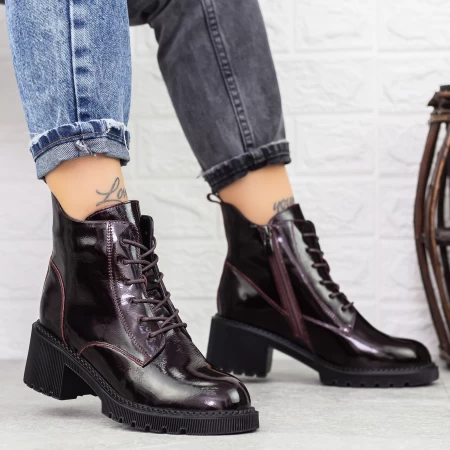 Stiefel auf der Cherry-Plattform 1026-3 Gebildet
