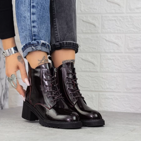 Stiefel auf der Cherry-Plattform 1026-3 Gebildet