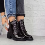 Stiefel auf der Cherry-Plattform 1026-3 Gebildet