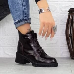 Stiefel auf der Cherry-Plattform 1026-3 Gebildet