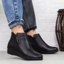 500 schwarze Stiefel Gebildet