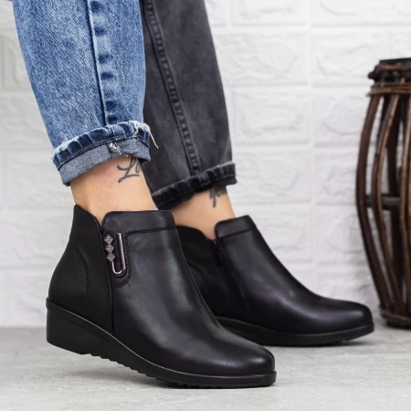 500 schwarze Stiefel Gebildet