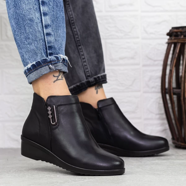 500 schwarze Stiefel Gebildet