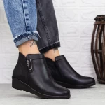 500 schwarze Stiefel Gebildet