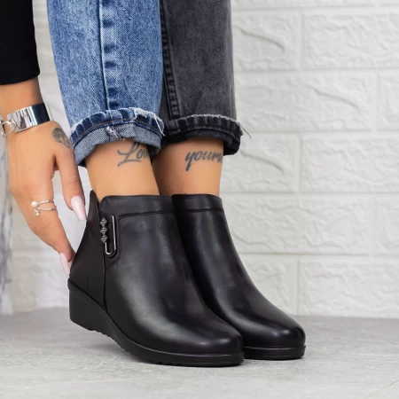 500 schwarze Stiefel Gebildet