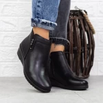 500 schwarze Stiefel Gebildet
