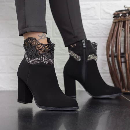 Kurze Stiefel mit einer dicken Absatz 2J2 Black | Mei