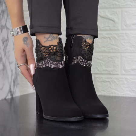 Kurze Stiefel mit einer dicken Absatz 2J2 Black | Mei