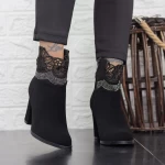 Kurze Stiefel mit einer dicken Absatz 2J2 Black | Mei