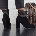 Kurze Stiefel mit einer dicken Absatz 2J2 Black | Mei
