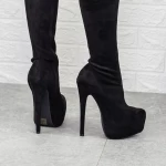 Frauenstiefel mit einer dünnen Ferse und einer schwarzen 2J6 -Plattform Mei