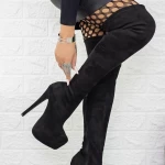 Frauenstiefel mit einer dünnen Ferse und einer schwarzen 2J6 -Plattform Mei