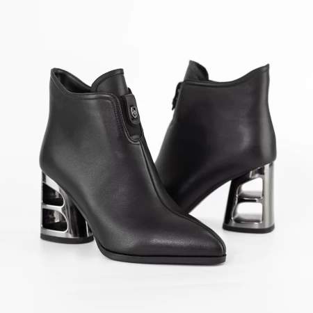 Kurze Stiefel mit einer dicken Ferse K231-644a Schwarz | Jose Simon