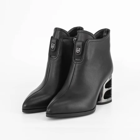 Kurze Stiefel mit einer dicken Ferse K231-644a Schwarz | Jose Simon