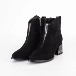Kurze Stiefel mit einer dicken Ferse K4102-9715c Black | Jose Simon