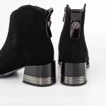 Kurze Stiefel mit einer dicken Ferse K4102-9715c Black | Jose Simon