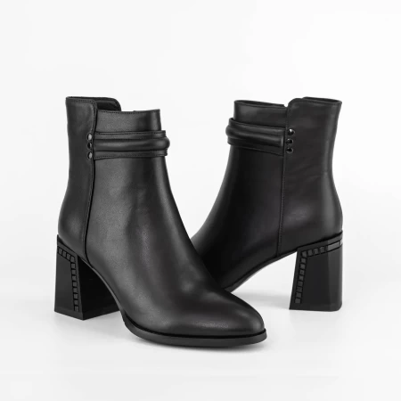 Kurze Stiefel mit einer dicken Ferse K822-1A Black | Jose Simon
