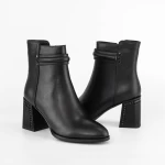 Kurze Stiefel mit einer dicken Ferse K822-1A Black | Jose Simon