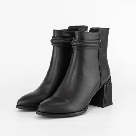 Kurze Stiefel mit einer dicken Ferse K822-1A Black | Jose Simon