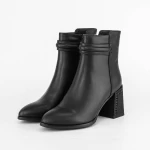 Kurze Stiefel mit einer dicken Ferse K822-1A Black | Jose Simon