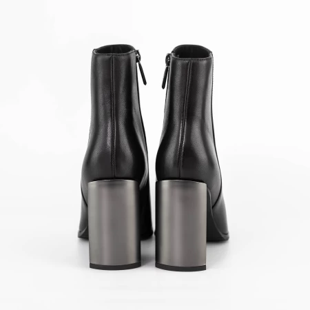 Kurze Stiefel mit einer dicken Ferse K1855-5-61A Black | Jose Simon