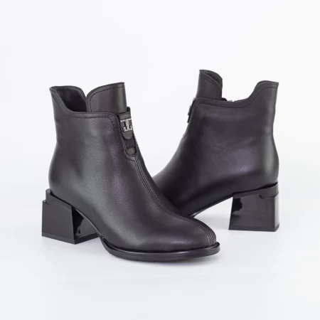 Kurze Stiefel mit einer dicken Ferse K4098-3190d Black | Jose Simon