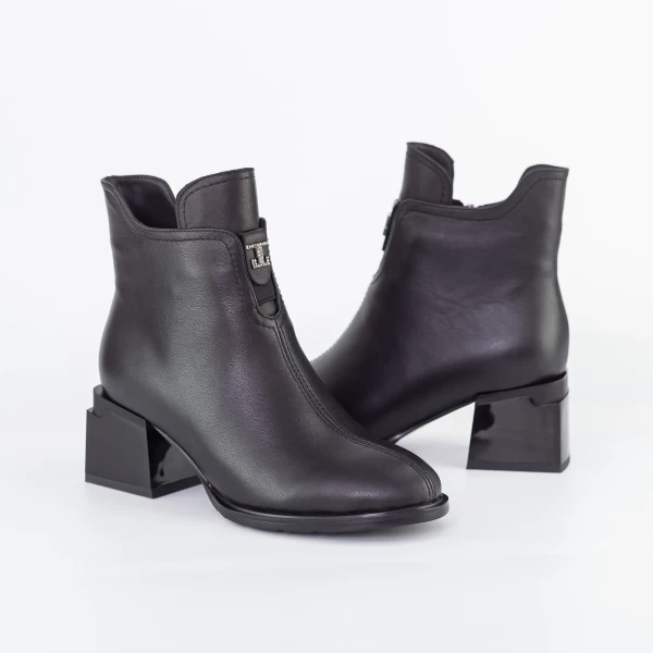 Kurze Stiefel mit einer dicken Ferse K4098-3190d Black | Jose Simon