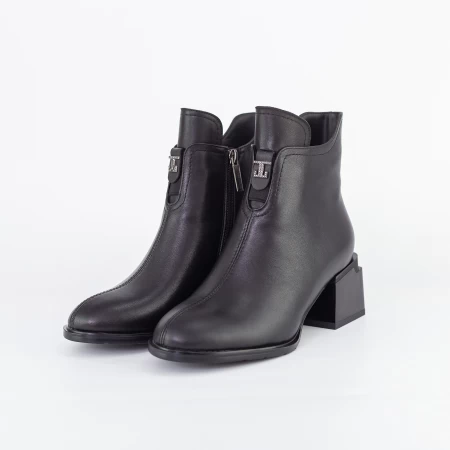 Kurze Stiefel mit einer dicken Ferse K4098-3190d Black | Jose Simon