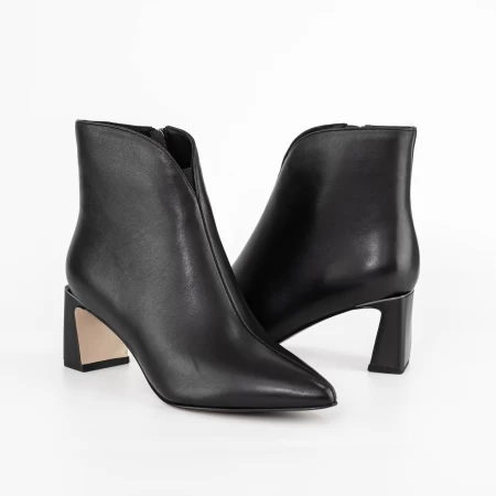 Kurze Stiefel mit einer dicken Absatz 2091-5-61A Black | Jose Simon