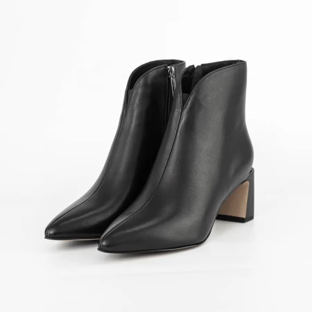 Kurze Stiefel mit einer dicken Absatz 2091-5-61A Black | Jose Simon