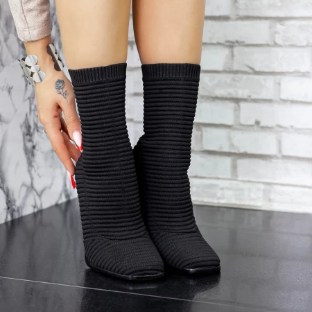 Kurze Stiefel mit einer dünnen Absatz 2BLD1 Black | Mei